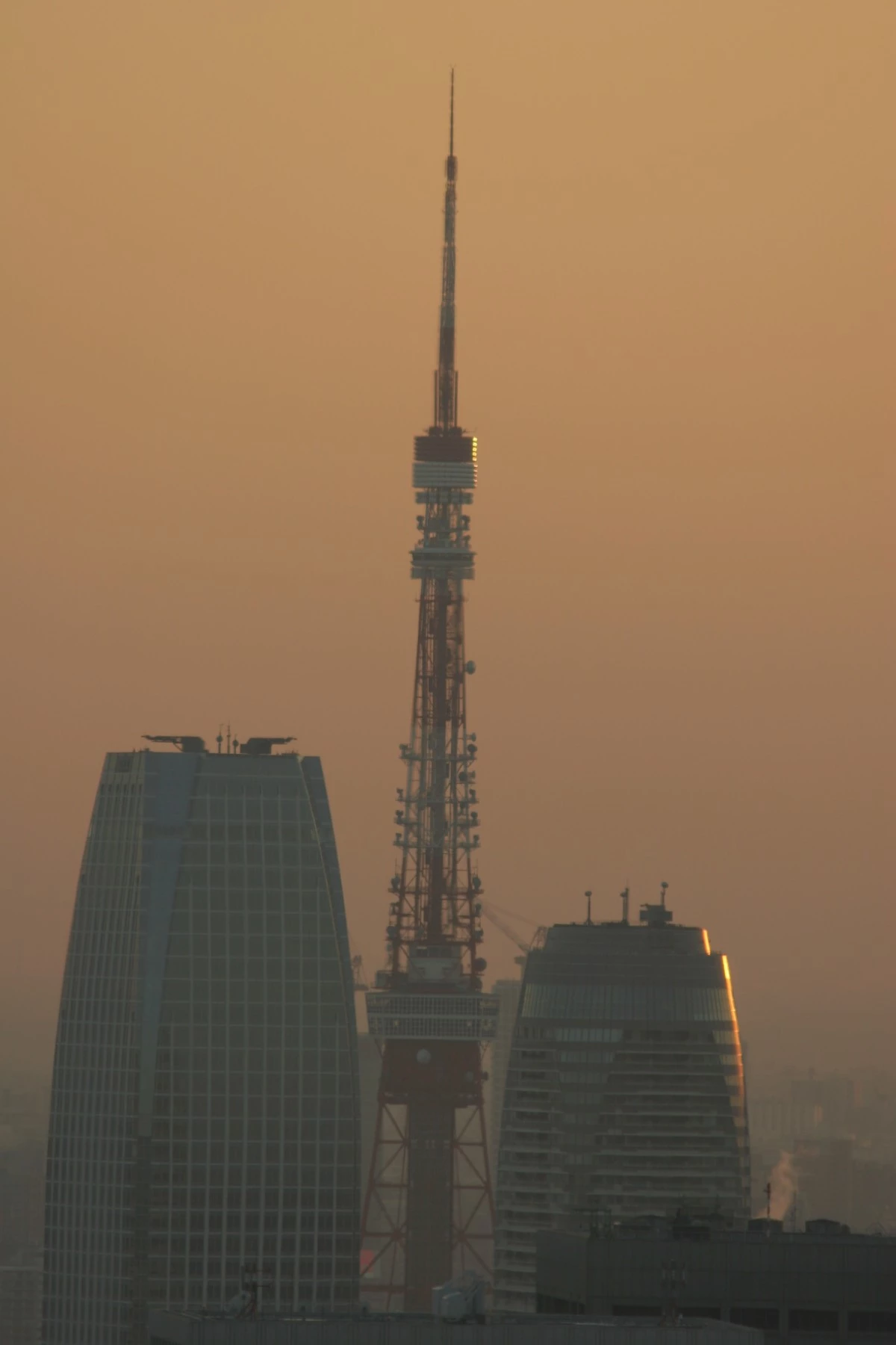 日幣持續貶值仍是大問題