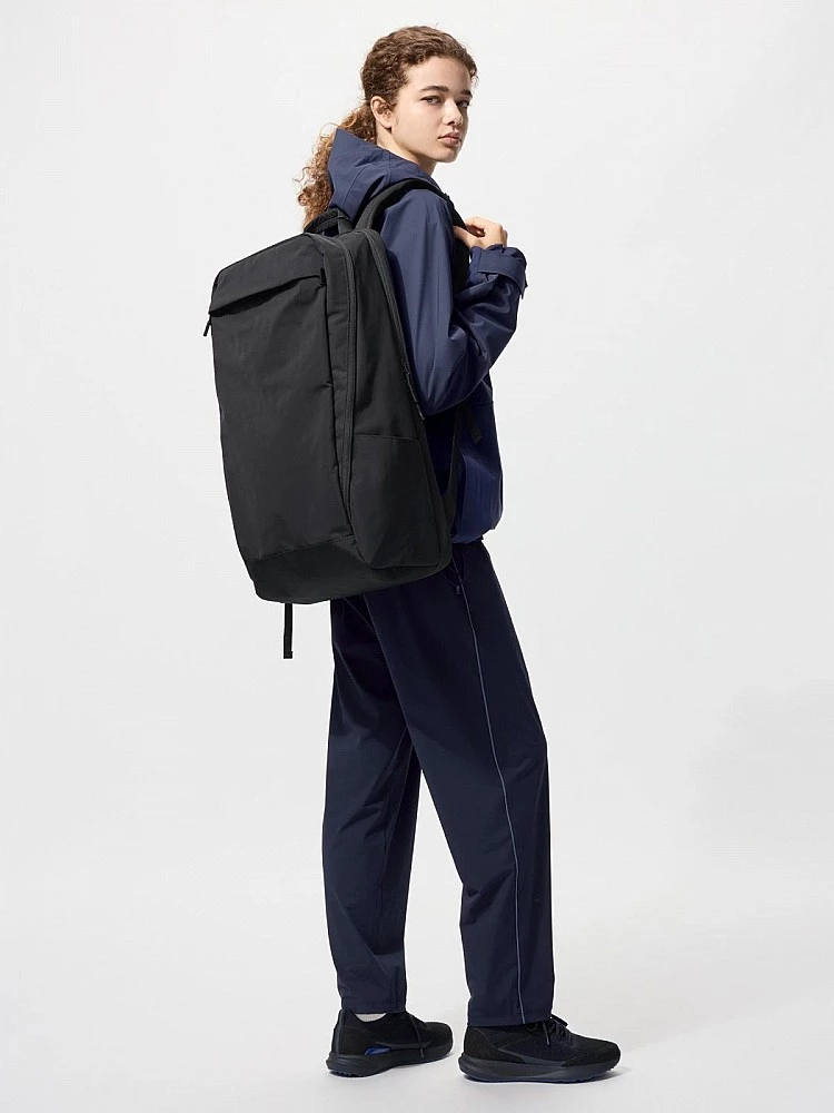 這款背包來自Uniqlo×Sweden Athlete Collection，由瑞典專業運動員團隊共同監修，兼顧設計與實用需求，以專業運動的背景來打造機能背包，包身以俐落線條與功能導向的結構為主軸，展現北歐極簡風格美學。