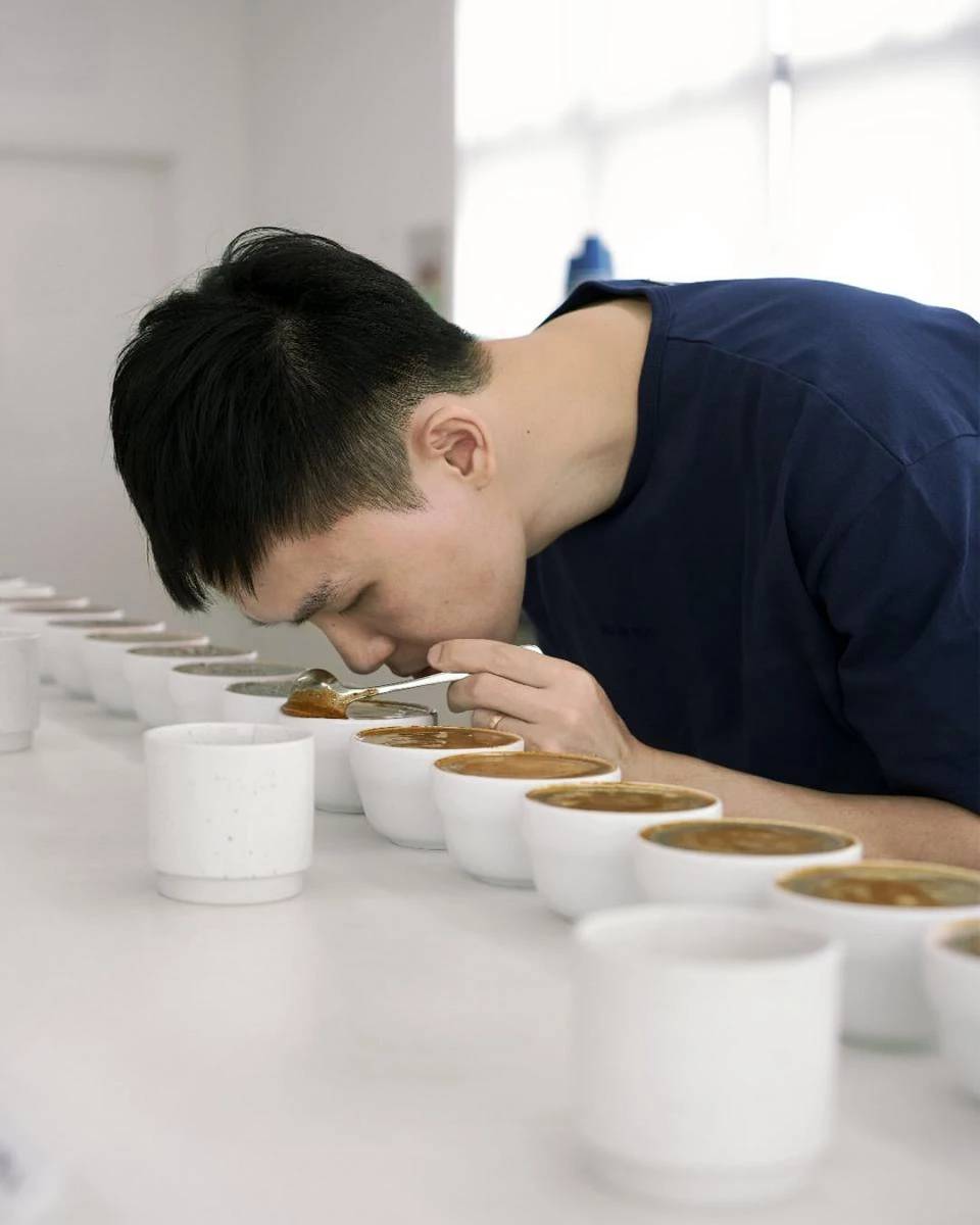 承襲品牌極簡風格，台北店使用英文菜單，品項設計清晰，提供多款經典咖啡，包括：濃縮、美式、小白、摩卡等，價格介於新台幣 100 至 200 元 之間，亦可選擇添加燕麥奶或加濃縮。特別是，店內也供應 Cascara（咖啡果皮茶），這款飲品咖啡因含量較低，帶有水果與花草的香氣，風味獨特，與傳統茶飲截然不同。此外，現場亦販售自家烘焙咖啡豆，讓咖啡愛好者在家也能沖泡出屬於 Alchemist 的香氣與風味。