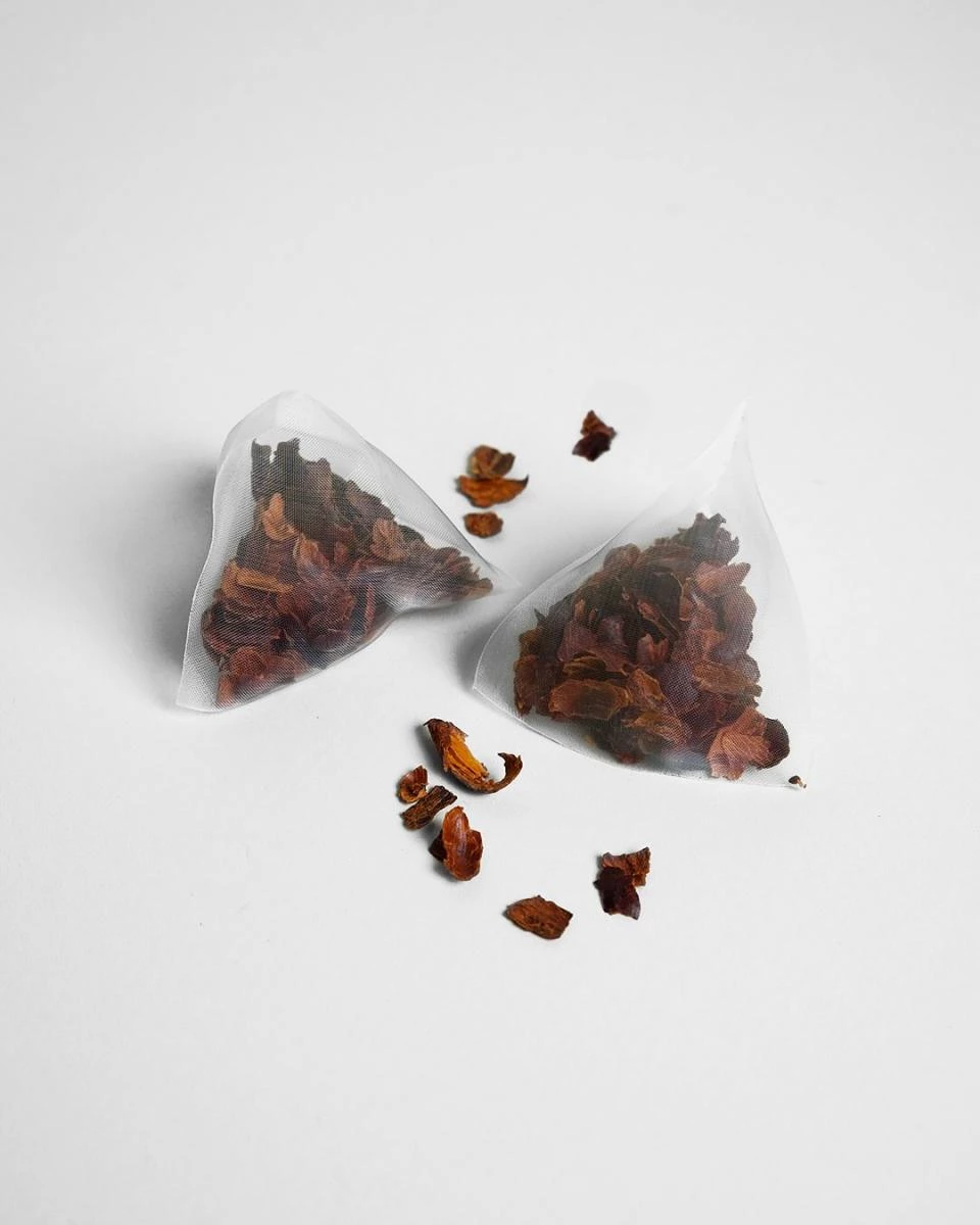 承襲品牌極簡風格，台北店使用英文菜單，品項設計清晰，提供多款經典咖啡，包括：濃縮、美式、小白、摩卡等，價格介於新台幣 100 至 200 元 之間，亦可選擇添加燕麥奶或加濃縮。特別是，店內也供應 Cascara（咖啡果皮茶），這款飲品咖啡因含量較低，帶有水果與花草的香氣，風味獨特，與傳統茶飲截然不同。此外，現場亦販售自家烘焙咖啡豆，讓咖啡愛好者在家也能沖泡出屬於 Alchemist 的香氣與風味。