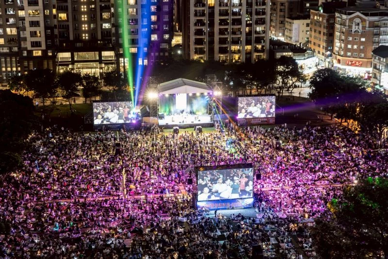 作為台中指標性文化盛事,亦是下半年最重要的露天音樂會之一,「2025 台中爵士音樂節」於日前揭開序幕,邀請來自世界 15 個國家的國際爵士樂團齊聚台中市民廣場演出,開放民眾免費入場聆聽。活動結合音樂與野餐氛圍,從午後到夜晚,讓人盡情享受悠閒綠地時光,已成為台中人下半年最期待的音樂節之一。