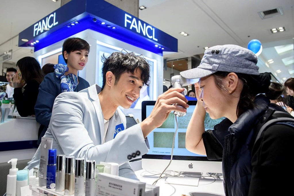 劉以豪擔任FANCL一日店長