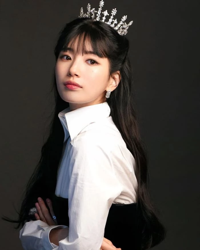 以女團 miss A 出道並成功轉型為實力派女演員的「國民初戀」秀智傳將有望擔綱《女皇的後宮們》女主角，擁有甜美氣質的她這次擔綱女皇一角也被大讚是不二人選。