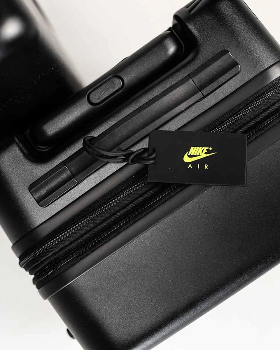 從鞋款、服飾到配件,如今再跨足行李箱市場,Nike 的策略相當明確——將「運動性能」轉化為日常生活的一部分。Air Force 1 行李箱系列,不只是旅行用品,更像是一種生活風格。