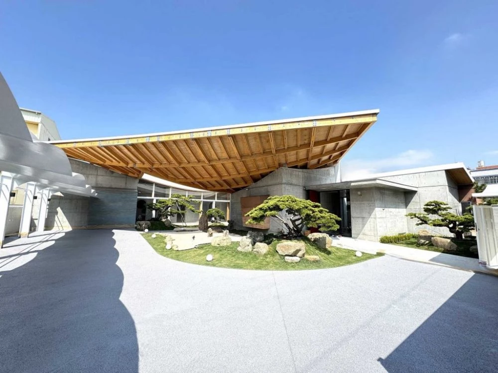 位於雲林斗南鎮莊敬街上,迎來一座巨大屋簷的木構造建築——大家的森林(Our Forest),在查少峪建築空間研究室(CTAA Architects Lab)操刀下,以創新木構造屋頂、大面積幾何光影設計與自然植栽融合,重新定義台灣住宅空間的可能性,落成後,更獲得建築室內設計大獎的肯定。