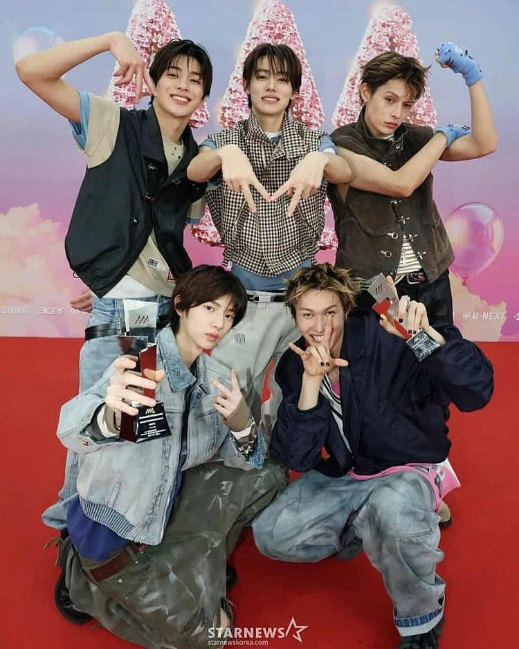 由韓國媒體 STARNEWS 舉辦的 AAA 亞洲明星盛典,可以說是每年年末 K-pop 及影視圈的盛事,今年迎來十週年,並首度選在高雄世運主場館舉辦,不論是精彩的歌舞演出,溫馨的頒獎時刻,或是甜蜜的飯撒現場,都給了全場五萬名觀眾最完美回憶。
