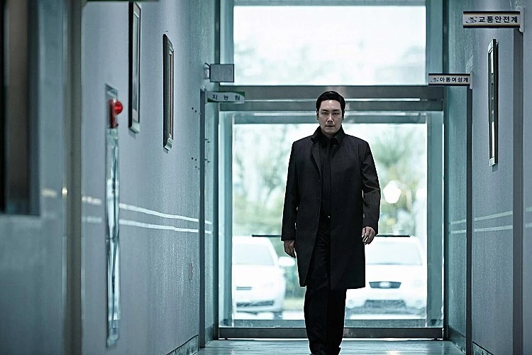 南韓演藝圈在 12 月 5 日迎來震撼消息,憑《Signal 信號》、《非常警探》等作品奠定地位的影帝趙震雄,日前因韓媒《Dispatch》爆出影帝趙震雄在高中時期涉及重大犯罪,包括偷車、無照駕駛,甚至曾因「加重強盜、強姦嫌疑」接受審判並被送往少年院,事件曝光後迅速引發公眾譁然,也讓他多年建立的正面形象瞬間崩塌,趙震雄最終透過公司正式宣布停止所有演藝活動。