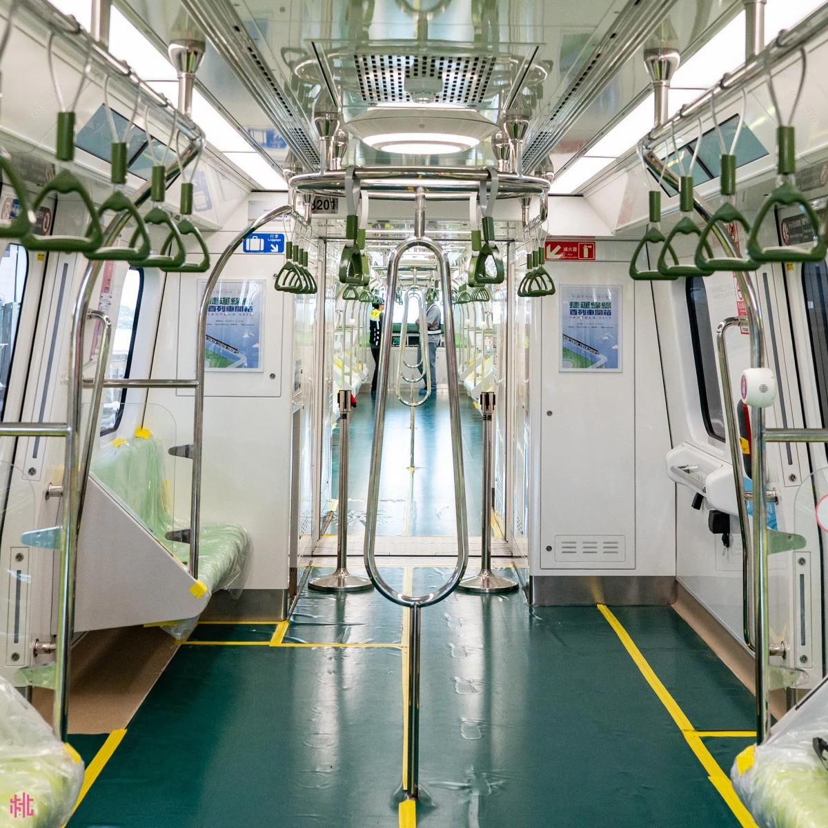桃園捷運「棕線」將成為台北至桃園最短距離的交通路廊,只需 18 分鐘即可銜接台北捷運,最快 1 小時內就能抵達台北市中心。屆時,桃園與雙北市的民眾可透過更多通勤方式,包括:鐵路、高鐵、機場捷運線、三鶯線,以及棕線等「兩鐵三捷運」系統往返,大幅提升運輸效率。未來將進一步形成「一小時生活圈」,為新北至桃園之間注入活力與商機,串連龐大的經濟體。