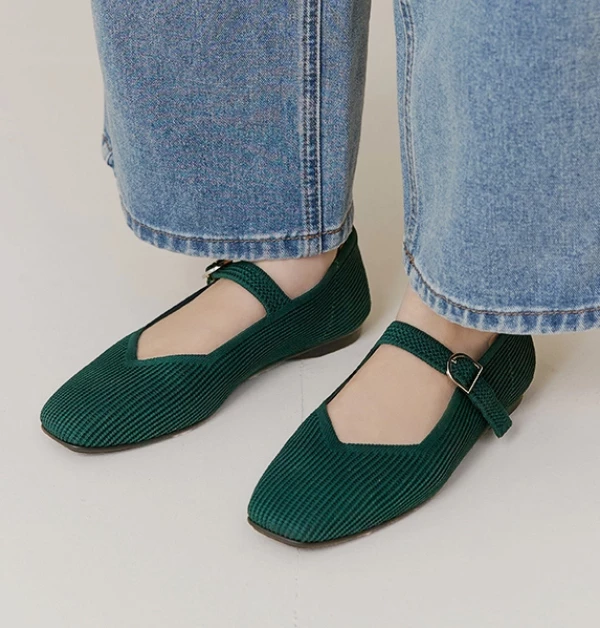 評價普遍不俗的國產時尚鞋履品牌D+AF,其推出的這一系列方頭瑪莉珍鞋,可說是集結設計感與實穿性於一身,成功擄獲不少追求時尚又注重舒適感的女性消費者們喜愛。