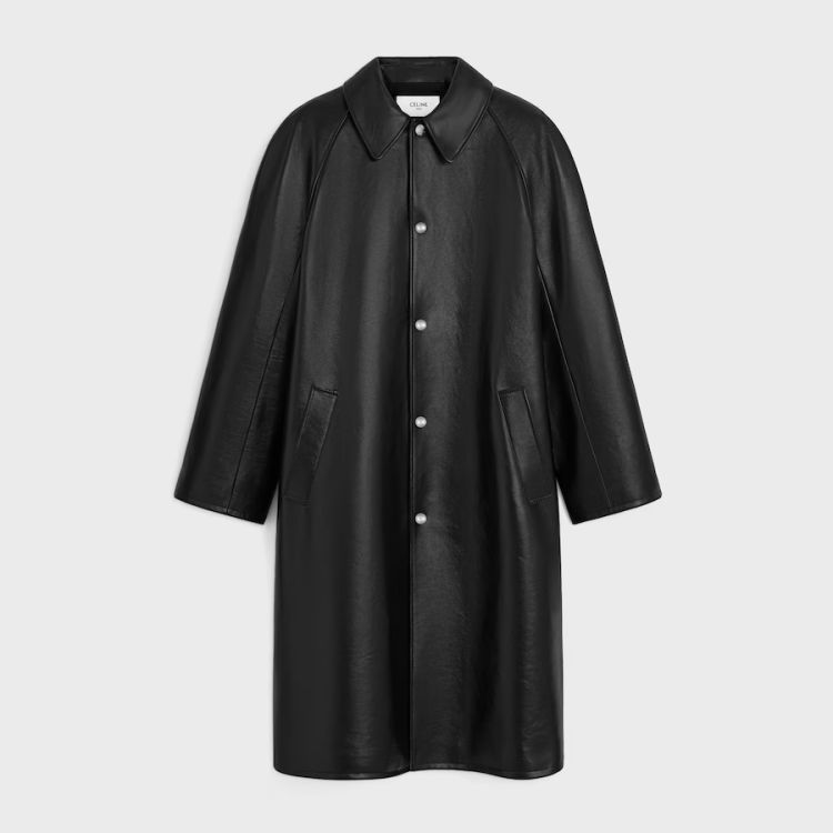 Celine皮衣長大衣以品牌擅長的俐落剪裁結合極簡線條，呈現冷調而利落的時尚語彙。皮革材質光澤細膩，輪廓修長挺拔，展現品牌標誌性的巴黎騎士風格。