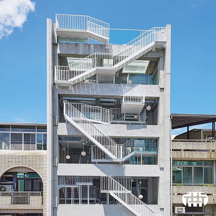 由國際建築大師藤本壯介設計的「衖 Lòng Stairs」，是一座垂直發展的巷弄結構，以白色鋼構勾勒出台南街巷的空間記憶。