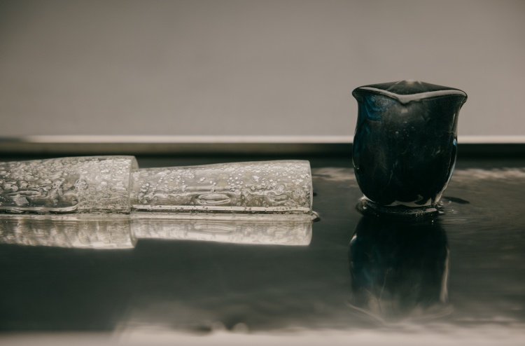 髙 GAO Taipei 的店鋪空間以「在地」與「材質」為兩大設計主軸，與本事空間製作所合作，中島立面嘗試以極具台灣在地觸感的擬石工法作為空間的皮膚。