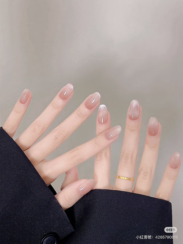 裸色貓眼美甲推薦6:溫柔漸層