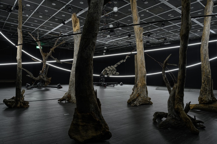 展覽末尾的全新作品《宇宙201》，透過多件作品聯動構築出一個呼吸的宇宙場域，象徵藝術家對未來的思考與呼喚。Source：豪華朗機工