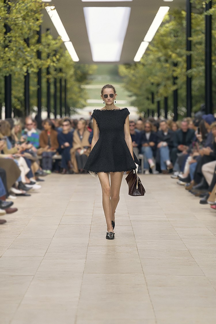 從第一套造型開始，延續上一季的極簡設計、實穿主義至上，對比過去幾季在Hedi Slimane筆下的搖滾酷女孩感，新的Celine看上去更加的明豔，更加的有活力