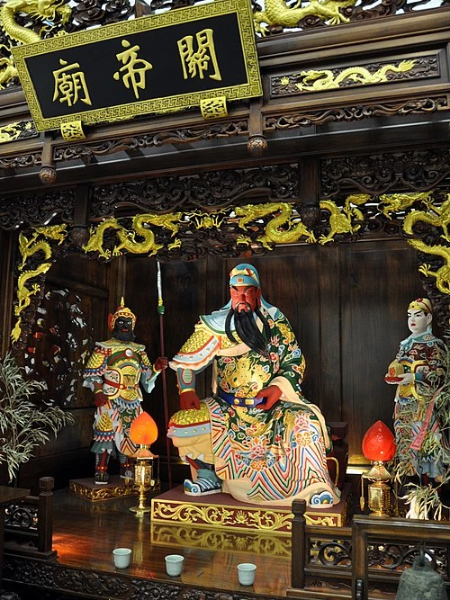 不同姿勢的關公神像功能不同，手持關刀的是武關公。