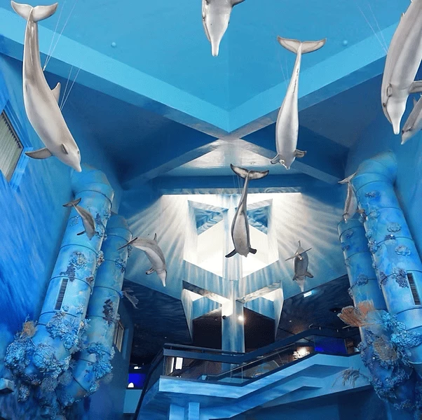 1998 年建造的「 澎湖水族館」,同時融合海洋生態研究與觀光展示功能,建築為兩層設,一樓包含「沿岸生態」、「珊瑚礁生態」、「大洋生態」三大展區,並設有拱形海底隧道,讓大家宛如身處海底世界之中。