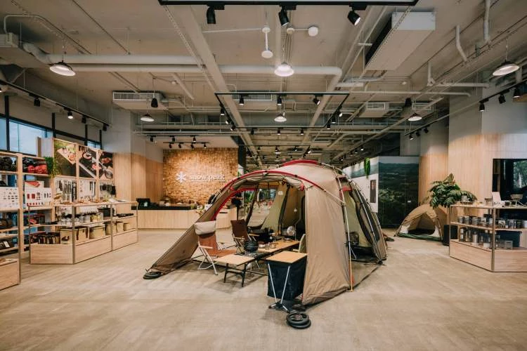 Snow Peak 兼具精湛工藝與美學品味的精神，也讓品牌在露營圈樹立了「頂級精品」的風範，更時常被媒體喻為「露營界的 LV」。