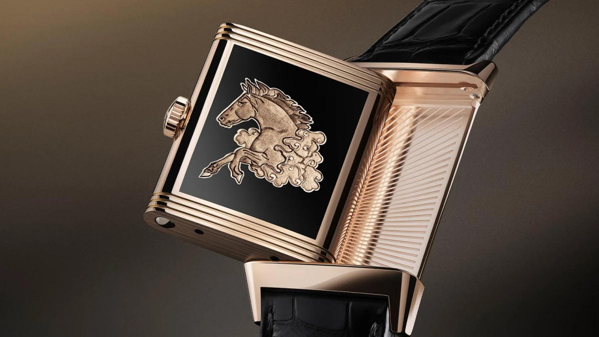 積家在2026馬年以 Reverso Tribute Enamel ‘Horse’ 翻轉系列琺瑯腕錶,交出一份幾近「教科書等級」的生肖創作。這款馬年特別版延續 Reverso 誕生於1931年、源自馬球運動需求的歷史脈絡,將可翻轉錶殼化為藝術畫布;翻至背面,一匹昂首揚蹄的駿馬自黑色大明火琺瑯背景中騰躍而出,馬身以玫瑰金手工鐫刻,肌理、鬃毛與馬蹄細節再以黑色銠金屬描繪,周圍雲朵的噴砂質感讓畫面更顯立體靈動。為了在琺瑯表面完成如此精細的「模雕」(Modelled Engraving)鐫刻,工匠需耗費約80小時、使用多達10種鑿刀逐步成形,工藝難度極高。正面錶盤同樣覆以亮澤黑色大明火琺瑯,裝飾藝術風格的刻面時標、軌道式分鐘刻度與太子妃指針,讓時間顯示回歸純粹。腕錶搭載積家自製822型手動上鍊機芯,限量僅10枚,是一款將馬年象徵的力量、自由與不屈精神,凝鍊為可翻轉藝術臻品的典藏之作。