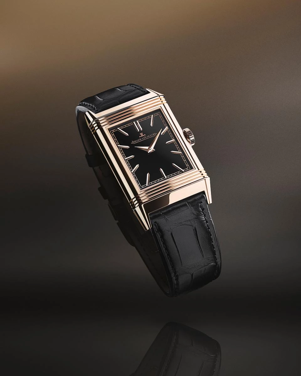 積家在2026馬年以 Reverso Tribute Enamel ‘Horse’ 翻轉系列琺瑯腕錶,交出一份幾近「教科書等級」的生肖創作。這款馬年特別版延續 Reverso 誕生於1931年、源自馬球運動需求的歷史脈絡,將可翻轉錶殼化為藝術畫布;翻至背面,一匹昂首揚蹄的駿馬自黑色大明火琺瑯背景中騰躍而出,馬身以玫瑰金手工鐫刻,肌理、鬃毛與馬蹄細節再以黑色銠金屬描繪,周圍雲朵的噴砂質感讓畫面更顯立體靈動。為了在琺瑯表面完成如此精細的「模雕」(Modelled Engraving)鐫刻,工匠需耗費約80小時、使用多達10種鑿刀逐步成形,工藝難度極高。正面錶盤同樣覆以亮澤黑色大明火琺瑯,裝飾藝術風格的刻面時標、軌道式分鐘刻度與太子妃指針,讓時間顯示回歸純粹。腕錶搭載積家自製822型手動上鍊機芯,限量僅10枚,是一款將馬年象徵的力量、自由與不屈精神,凝鍊為可翻轉藝術臻品的典藏之作。