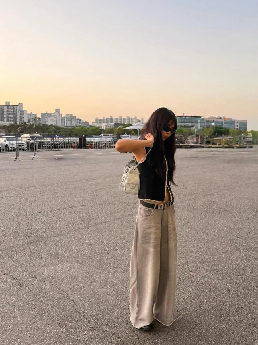 近日 Jennie 參加歌手 Tyler, the Creator 的演唱會,她的穿搭再次掀起熱議!