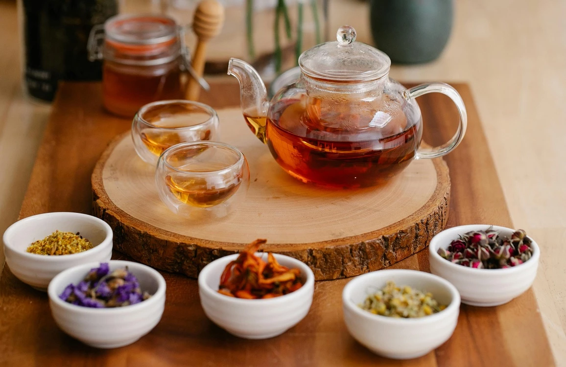 玻璃茶壺中沖泡著花草茶,搭配乾燥花材
