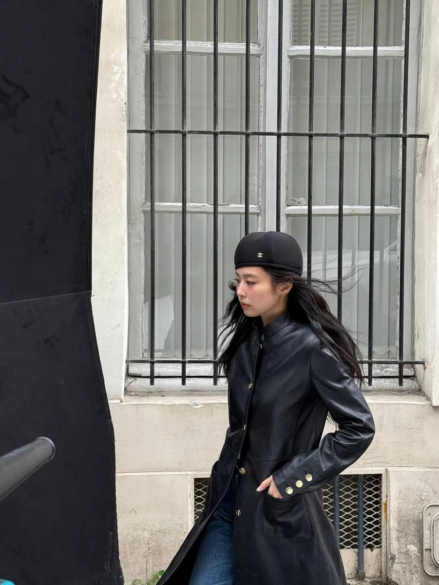 Chanel 25 包無疑是品牌當今最受歡迎的包款,Jennie 除了近日曬出的小型款外,過去亦曾以大尺寸的款式作為日常搭配