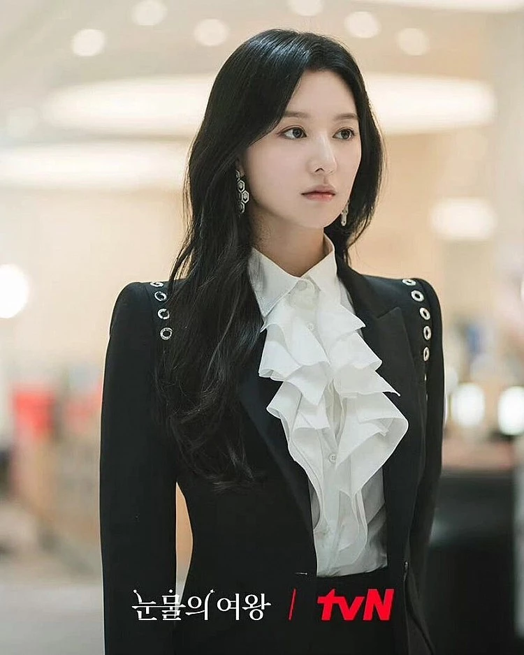 擁有精緻五官加上高冷氣質的韓劇女神金智媛，出道至今靠著精準的挑片眼光與不斷精進的演技，在全球各地早已累積一大票死忠粉絲，這次以 4.4% 得票率，拿下 2025 年最佳電視劇演員排行榜第三名。