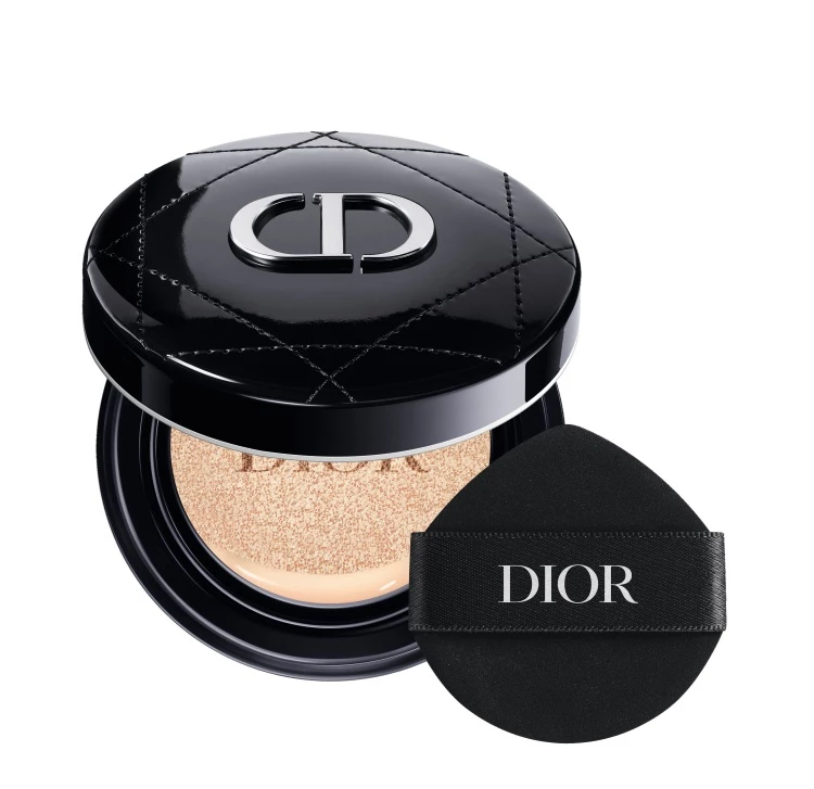 Dior 超完美水潤光氣墊 粉蕊SPF50/PA+++,4色,NTD1,800;超完美氣墊外殼 漆皮藤格紋,NTD1,100
