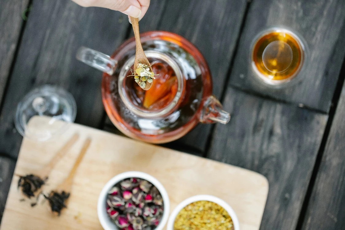 玻璃壺中沖泡著其他花草混合的茶飲
