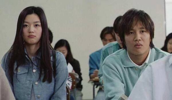 由全智賢與車太鉉主演的《我的野蠻女友》,講述平凡男生意外在地鐵邂逅一位醉酒女子,這個古怪又霸道的女人經過朝夕相處,展開一段哭笑不得卻真摯的戀情。