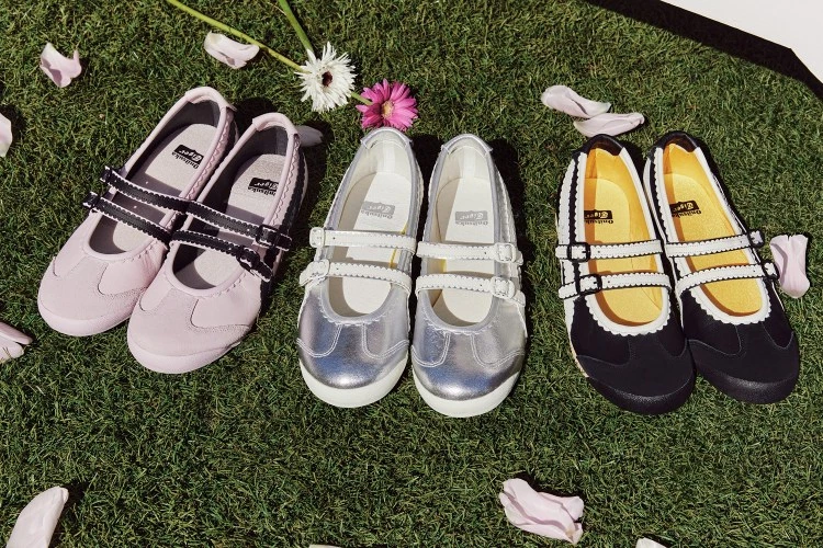  Onitsuka Tiger年初推出一雙名為「MEXICO 66™ TGRS」的鞋款抓住大眾目光，品牌以經典鞋款「MEXICO 66™」為基礎，並運用繫帶、花邊線條拼接，勾勒出一雙甜美與街頭兼具的鞋款。