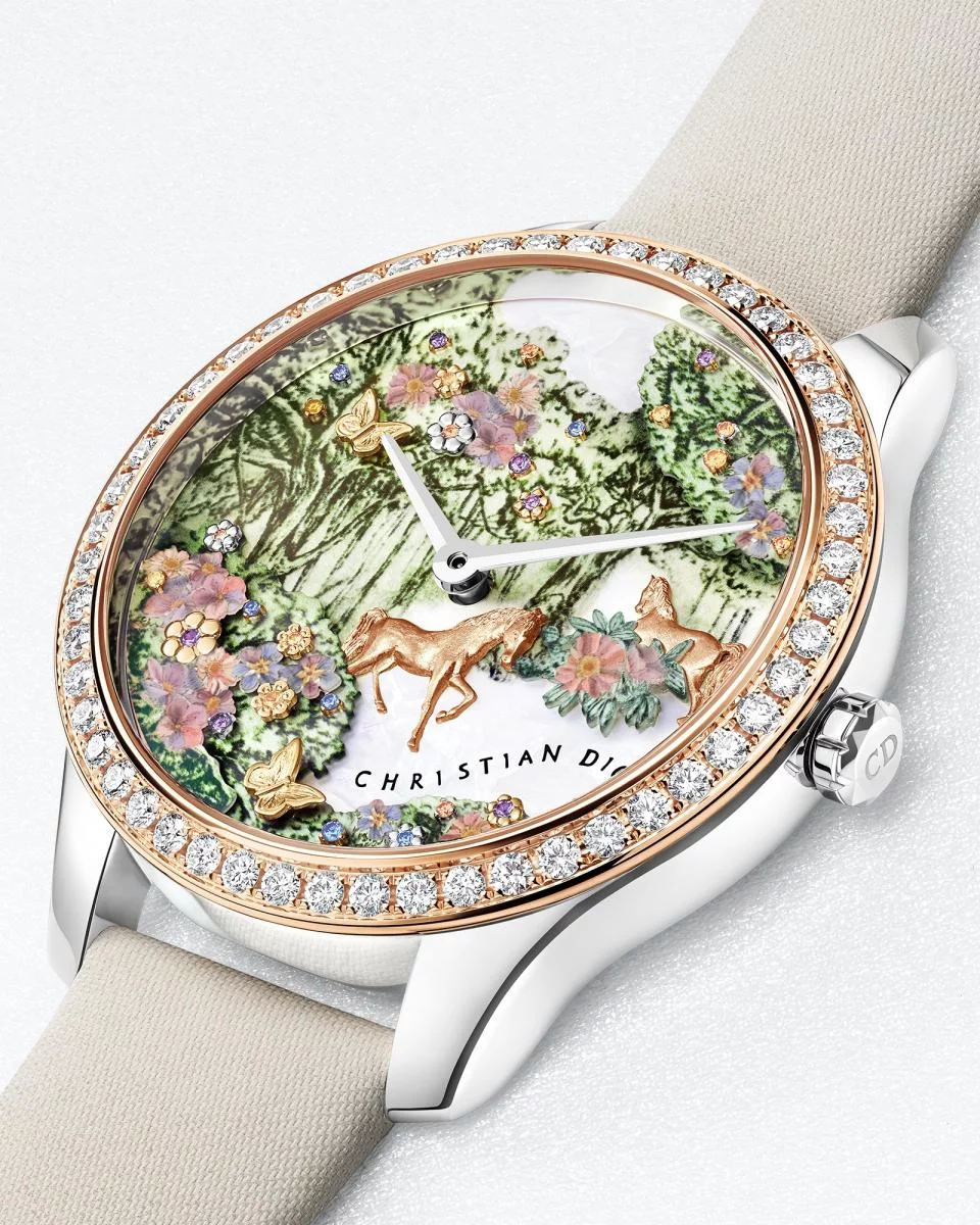 Dior 以一貫擅長的高級訂製敘事,為2026馬年端出全球限量30只的 Dior Grand Soir 馬年特別版腕錶,將生肖意象轉化為一座微型舞台。36毫米精鋼錶殼搭配鑲嵌52顆鑽石的玫瑰金錶圈,珍珠母貝錶盤上鋪陳花草樹叢與灌木景致,並以紫水晶、錳鋁榴石與彩色剛玉點綴其間;一匹飾以玫瑰金細節的駿馬穿梭其中,周圍蝴蝶輕舞,構築出介於現實與幻想之間的詩意場景。馬在東方文化中象徵熱情、自由與忠誠,迪奧不以速度取勝,而是以層次與光澤描繪生命力的躍動。玫瑰金太妃指針與「Christian Dior」字樣低調融入畫面,時間顯示成為構圖的一部分;透明底蓋可見鐫刻「Limited Edition of 30」字樣的玫瑰金自動盤,搭載 Sellita SW300 自動上鍊機芯,動力儲存42小時。這不是一只追求張揚的生肖錶,而是一件將馬年精神化為高級珠寶工藝的腕間藝術品。