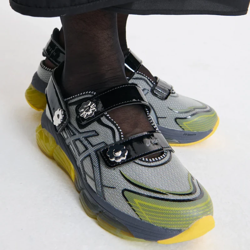 ASICS 不只在運動領域持續鞏固品牌的專業度，更在近年將目光看相時尚圈，藉由聯名、跨界不斷創造話題！近期與英國設計師 Cecilie Bahnsen 的合作讓人印象深刻。