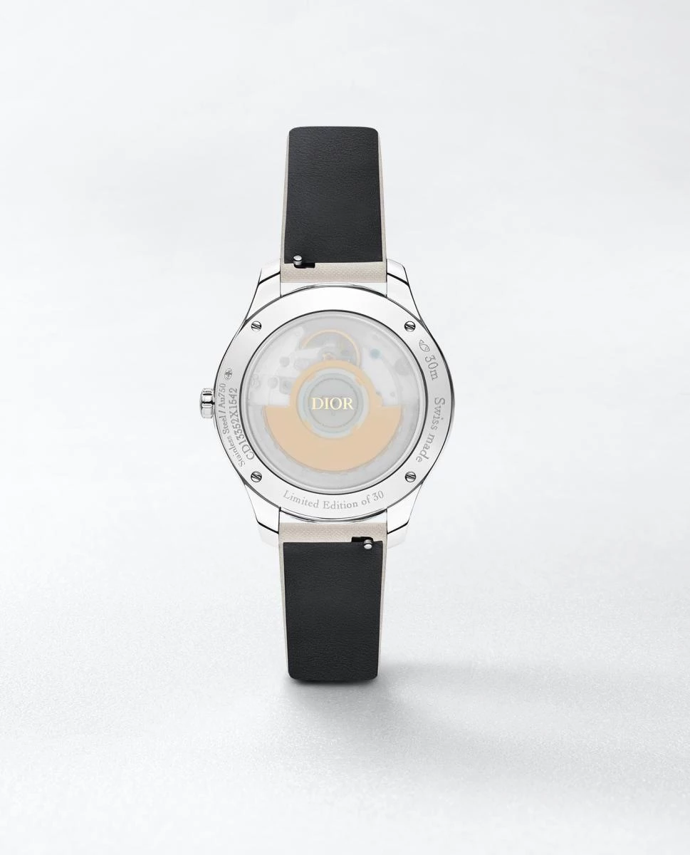 Dior 以一貫擅長的高級訂製敘事,為2026馬年端出全球限量30只的 Dior Grand Soir 馬年特別版腕錶,將生肖意象轉化為一座微型舞台。36毫米精鋼錶殼搭配鑲嵌52顆鑽石的玫瑰金錶圈,珍珠母貝錶盤上鋪陳花草樹叢與灌木景致,並以紫水晶、錳鋁榴石與彩色剛玉點綴其間;一匹飾以玫瑰金細節的駿馬穿梭其中,周圍蝴蝶輕舞,構築出介於現實與幻想之間的詩意場景。馬在東方文化中象徵熱情、自由與忠誠,迪奧不以速度取勝,而是以層次與光澤描繪生命力的躍動。玫瑰金太妃指針與「Christian Dior」字樣低調融入畫面,時間顯示成為構圖的一部分;透明底蓋可見鐫刻「Limited Edition of 30」字樣的玫瑰金自動盤,搭載 Sellita SW300 自動上鍊機芯,動力儲存42小時。這不是一只追求張揚的生肖錶,而是一件將馬年精神化為高級珠寶工藝的腕間藝術品。