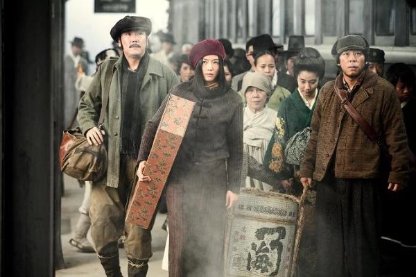 由全智賢、河正宇、李政宰等超實力派演員主演的電影《暗殺》,故事講述在日本殖民時期的韓國,一群抗日分子被派遣刺殺高階日軍將領及其親日勢力人員,電影在歷史、動作與情感面都面面俱到,在當時可以說是震撼各界的神作。