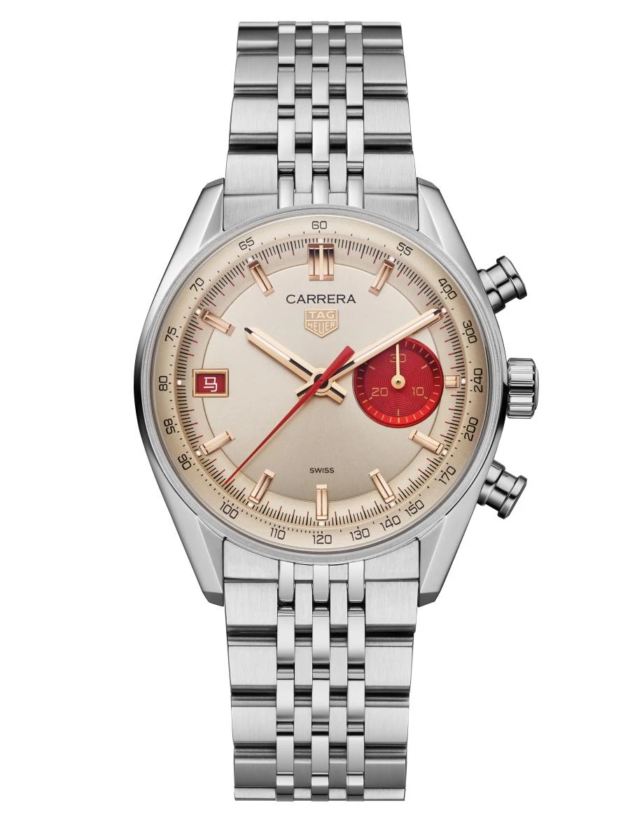 TAG Heuer 擅長把「速度」說成一種設計語言,而在2026農曆馬年,這件事被轉譯得格外到位。全新 Carrera 馬年限量版計時腕錶,以品牌標誌性的 Glassbox 拱形藍寶石水晶為核心,將賽道精神與東方生肖文化自然交會。39毫米精鋼錶殼比例俐落,香檳金色太陽放射紋錶盤上,由赤紅漸層過渡的光影呼應「赤馬」所象徵的熱情與能量;18K 5N 玫瑰金指針與時標,搭配紅色細節點綴,讓整體視覺既溫潤又充滿張力。最巧妙的細節藏在9點鐘日期窗,數字「7」被「馬」字取代,低調點出馬在十二生肖中排行第七的文化脈絡,也讓佩戴者在日常讀時之間,與節慶意象產生連結。翻至錶背,透明底蓋下可見自製 TH20-07 自動上鏈機芯,鍍金擺陀上鐫刻奔馬圖騰,象徵不受拘束的動能,同時呼應 Carrera 系列與賽車世界密不可分的 DNA;80小時動力儲存,則確保腕錶在高速節奏中依然穩定精準。全球限量250只,這款馬年時計不只是生肖作品,更是一枚把「前進」說得既理性又浪漫的現代計時腕錶。