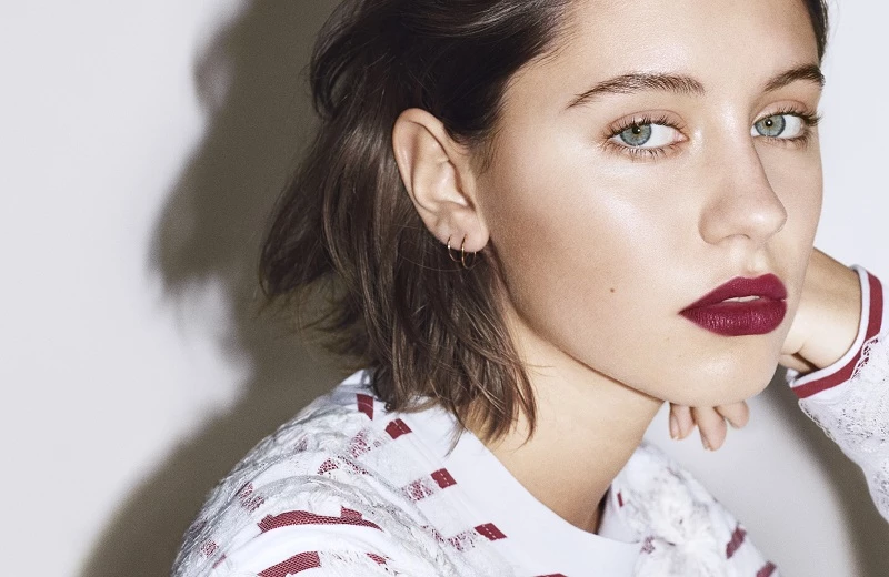 2017 IT GIRL代表就是她！裘德洛神基因的天然美瞳 Iris Law 這樣美出來