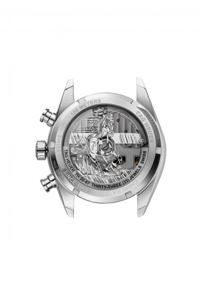 TAG Heuer 擅長把「速度」說成一種設計語言,而在2026農曆馬年,這件事被轉譯得格外到位。全新 Carrera 馬年限量版計時腕錶,以品牌標誌性的 Glassbox 拱形藍寶石水晶為核心,將賽道精神與東方生肖文化自然交會。39毫米精鋼錶殼比例俐落,香檳金色太陽放射紋錶盤上,由赤紅漸層過渡的光影呼應「赤馬」所象徵的熱情與能量;18K 5N 玫瑰金指針與時標,搭配紅色細節點綴,讓整體視覺既溫潤又充滿張力。最巧妙的細節藏在9點鐘日期窗,數字「7」被「馬」字取代,低調點出馬在十二生肖中排行第七的文化脈絡,也讓佩戴者在日常讀時之間,與節慶意象產生連結。翻至錶背,透明底蓋下可見自製 TH20-07 自動上鏈機芯,鍍金擺陀上鐫刻奔馬圖騰,象徵不受拘束的動能,同時呼應 Carrera 系列與賽車世界密不可分的 DNA;80小時動力儲存,則確保腕錶在高速節奏中依然穩定精準。全球限量250只,這款馬年時計不只是生肖作品,更是一枚把「前進」說得既理性又浪漫的現代計時腕錶。