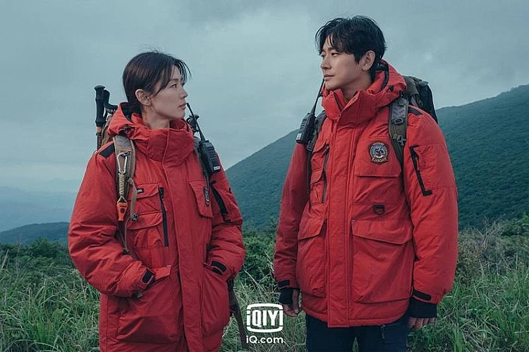 由全智賢與朱智勛主演的《智異山》,故事講述智異山國家公園的守林員姜賢祖,發現自己能夠看到遇到山難而離世的鬼魂們,因此與前輩徐伊江一起攜手,解決各種失蹤案件與發生在山林中的神秘事件。