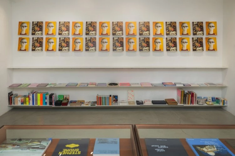 台北Moom book shop於牆面上展示Chanel全新《Arts & Culture Magazine Vol.1》。