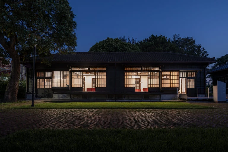 山腳國小「植藺小舍」落成後,獲得國際建築權威媒體《ArchDaily》的高度肯定。不同於過往對歷史建築的既定想像,設計並非將其作為遺跡加以復原,而是開啟一場歷史與日常生活之間的對話,在記憶與使用之間創造出一種「第三空間」。那些曾靜靜承載日常生活節奏的材料,如今成為孩子學習與成長的一部分,在時間推移中持續存在於空間之中,作為當下時刻的具體呈現。