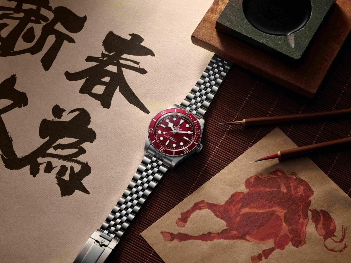 帝舵以 Black Bay 58 全酒紅色腕錶,為馬年注入一抹充滿力量感的「丹紅」氣韻。39毫米精鋼錶殼承襲 Black Bay 系列經典比例,酒紅色磨砂太陽放射紋錶面在光線下呈現溫潤而深邃的層次變化,猶如書法落款時的硃砂印記,既醒目又不張揚。這抹濃郁紅色,不只是節慶象徵,更隱含馬年所代表的熱情、行動力與無畏前行的精神。腕錶搭載獲大師天文台精密時計認證(METAS)的原廠 MT5400-U 自動上鍊機芯,兼具高抗磁性能與穩定走時表現,體現帝舵對精準與可靠的一貫堅持。酒紅色錶面搭配精鋼錶帶,讓整體造型在運動感與日常佩戴之間取得平衡,既適合新春佩戴,也能成為全年造型中的亮點單品。對帝舵而言,這不僅是一款應景之作,更是一只將傳統色彩轉化為現代腕錶語言的實用型時計,陪伴佩戴者在新的一年穩健起步、果敢前行。