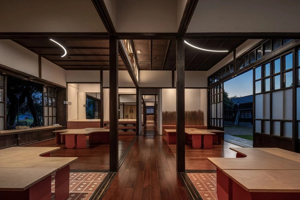 山腳國小「植藺小舍」落成後,獲得國際建築權威媒體《ArchDaily》的高度肯定。不同於過往對歷史建築的既定想像,設計並非將其作為遺跡加以復原,而是開啟一場歷史與日常生活之間的對話,在記憶與使用之間創造出一種「第三空間」。那些曾靜靜承載日常生活節奏的材料,如今成為孩子學習與成長的一部分,在時間推移中持續存在於空間之中,作為當下時刻的具體呈現。
