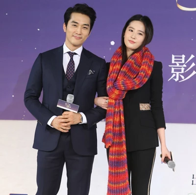仙女下凡也要與帥歐爸談戀愛 宋承憲、劉亦菲跨海甜蜜蜜閃光ING