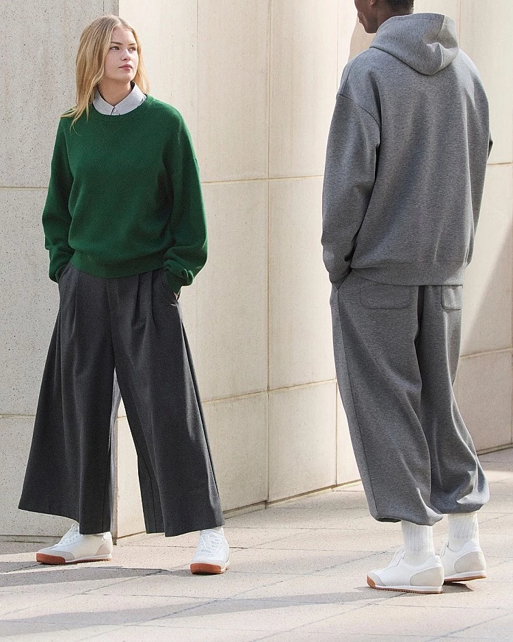 服裝設計師 Clare Waight Keller 曾任 Chloé 與 Givenchy 創意總監，於2024年9月正式接掌 Uniqlo 創意總監一職，最擅長將高級時裝的設計語彙，轉化為貼近日常的實穿風格。在她主導的「Uniqlo : C」系列中，一貫的都會優雅被重新詮釋進日常單品與配件設計裡，每一季推出都引發高度關注。線條簡潔俐落、剪裁精準，卻不流於基本款，而是透過大量中性色調與細節比例的拿捏，讓看似極簡的設計中，藏著耐看又耐穿的巧思，也正是這個系列屢屢獲得好評的關鍵。