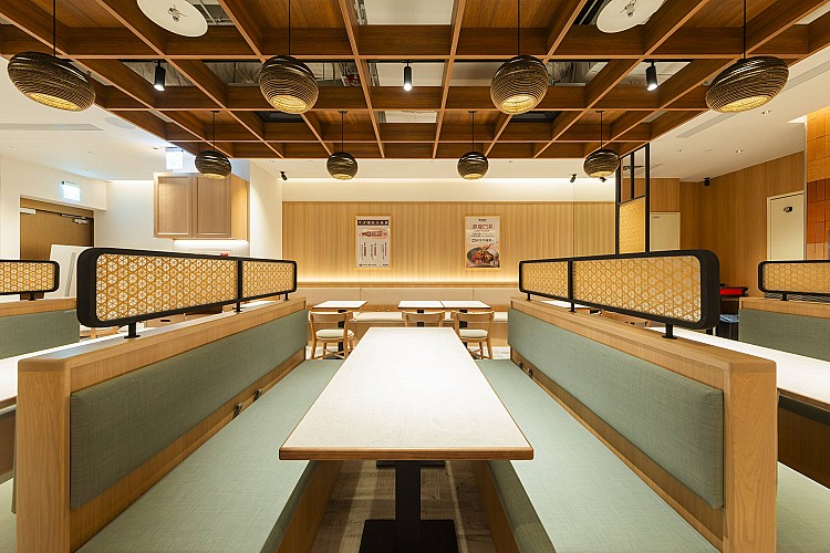 乾杯集團推出全新品牌「牛舌佑介 炭火燒牛舌定食專賣店」,進駐統一時代百貨B2,以390元起的定食價格,重新定義牛舌的日常定位。