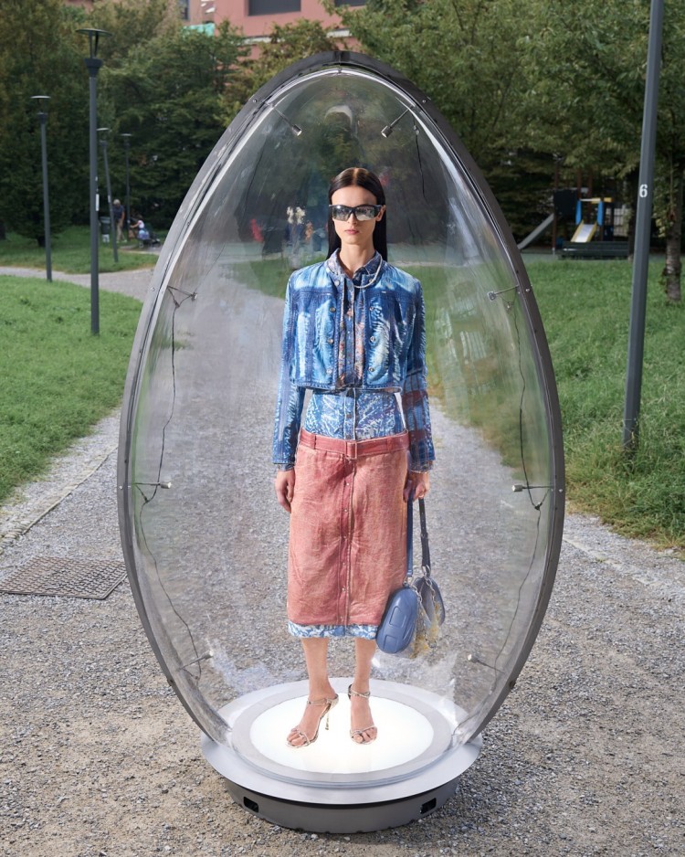 距離前任執行長 Eraldo Poletto 離任近三年後，義大利時尚品牌 Diesel 宣布，由 Andrea Rigogliosi 出任新任執行長（CEO），即刻生效。Andrea Rigogliosi 將向母公司 OTB Group 執行長 Ubaldo Minelli 匯報，顯示此一任命在集團層級具有高度戰略意義。在 Glenn Martens 的主導下，Diesel 近年憑藉實驗性丹寧、Y2K 能量與強烈社群聲量，成功重返全球話題中心。Andrea Rigogliosi 的加入，則被市場解讀為下一階段商業結構、零售策略與全球營運深化的關鍵拼圖。