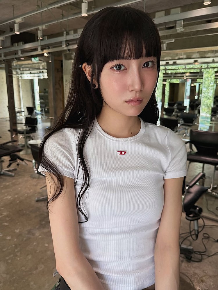 減齡黑長髮造型推薦3：齊瀏海雲朵捲