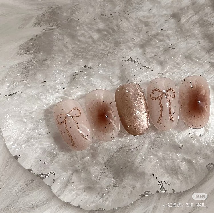 裸色貓眼美甲推薦7:腮紅蝴蝶結